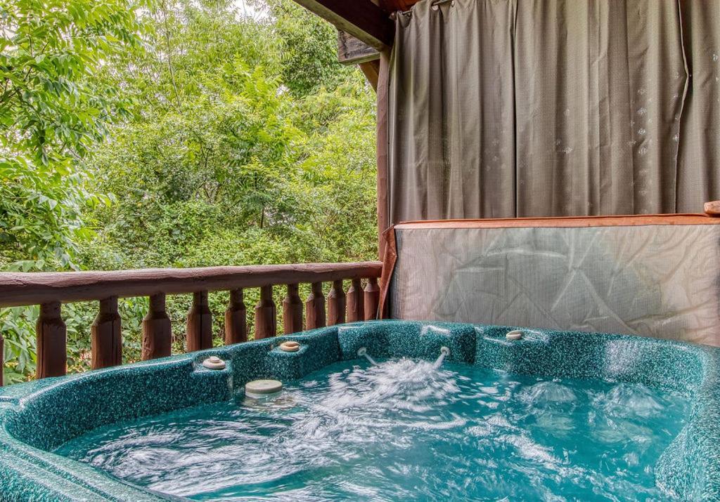 Always Kiss Me Goodnight- Hot Tub, You Get 1089 Of Free Area Attraction Tickets For Each Paid Day! 鸽子谷 外观 照片